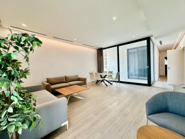 Fantastic two bedroom  unfurnished apartment with balcony for rent in salmiya 