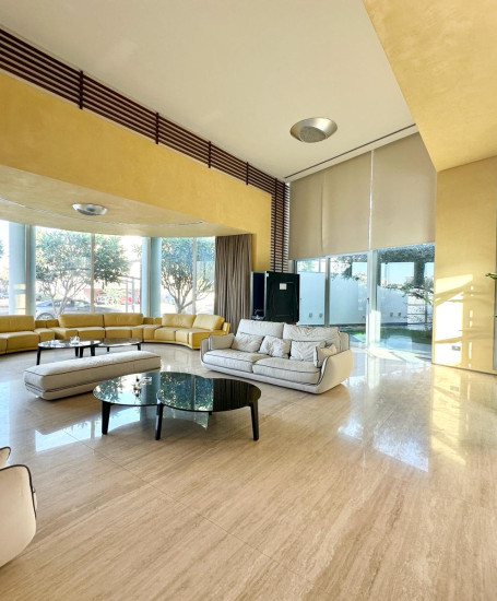 VVIP Spacious six bedrooms villa with pool in salwa 